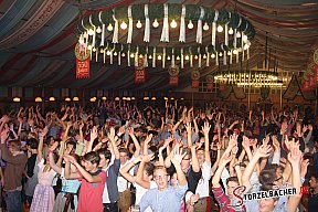 Volksfest-Party Neus&auml;&szlig;